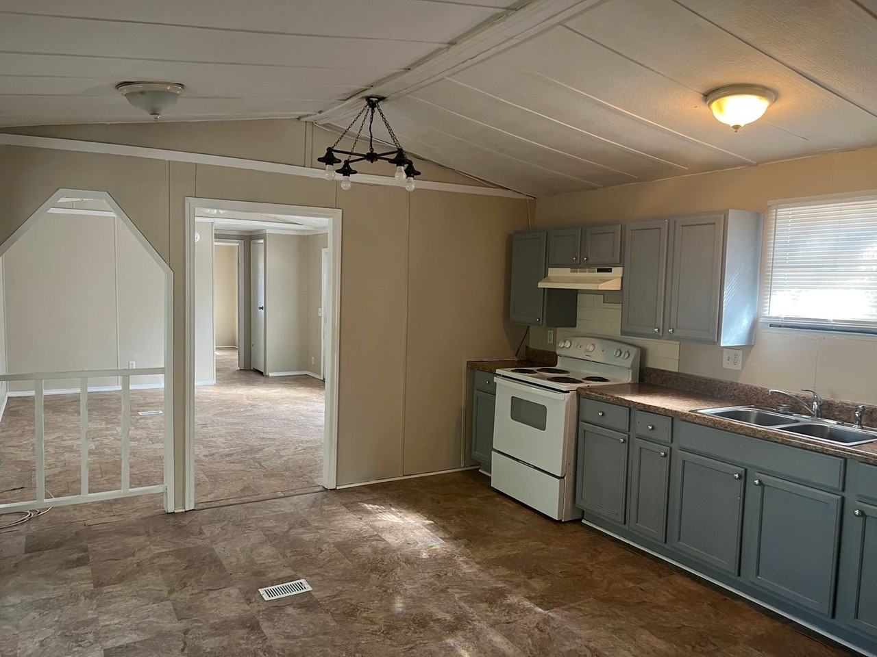 401 401 Griffin Road - Photo 3 of 15
