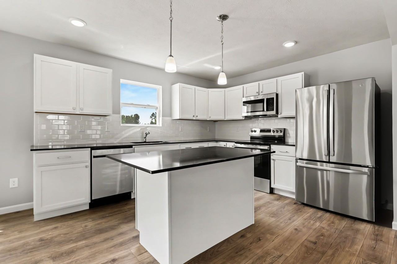 3990 Sugarsand Ln - Photo 2 of 23