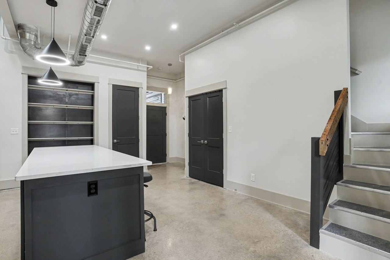 1105 Logan St - Photo 4 of 28