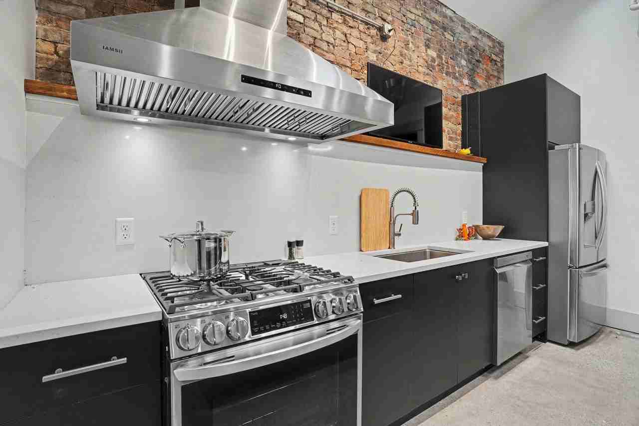 1105 Logan St - Photo 6 of 28