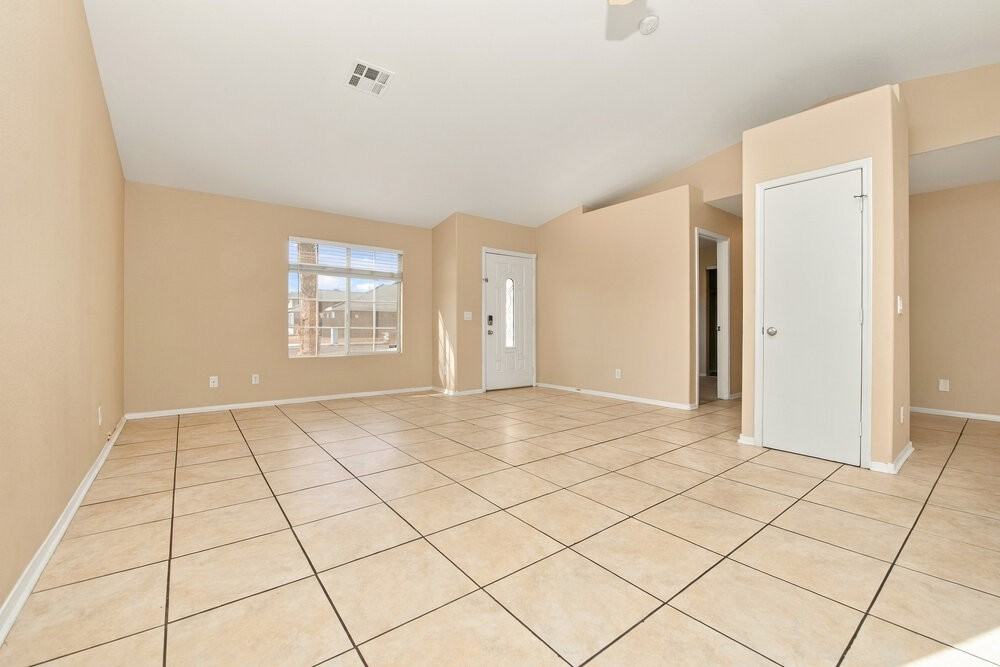 4026 W Red Coach Ave - Photo 4 of 16