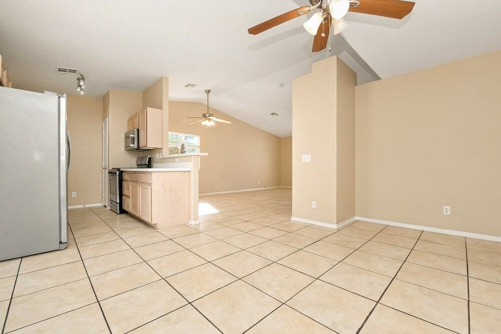 4026 W Red Coach Ave - Photo 6 of 16