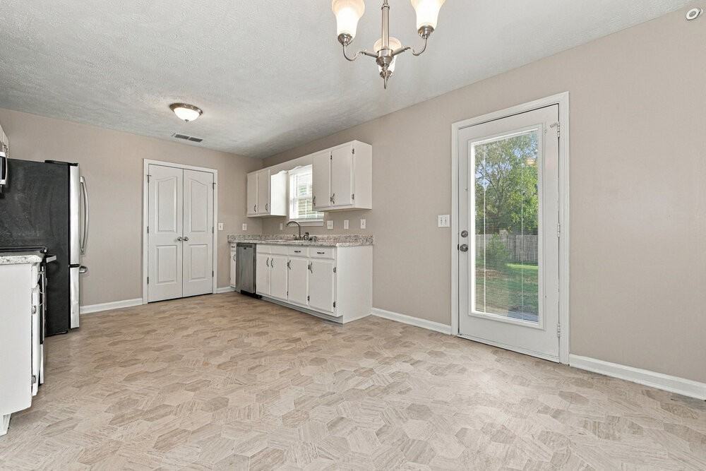 2819 Weybridge Dr - Photo 6 of 17