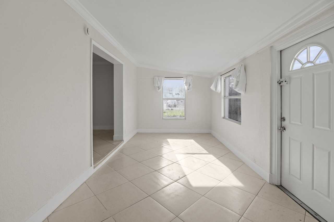 1140 Nw 3rd Ave #1 - Photo 6 of 26