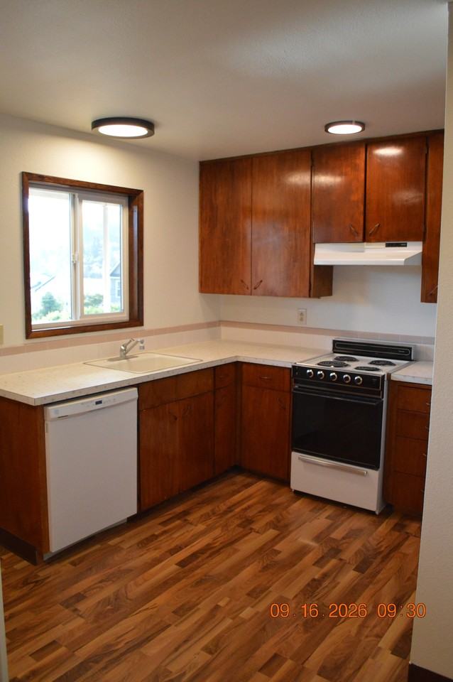 665 Sw Tichenor St #2 - Photo 3 of 16