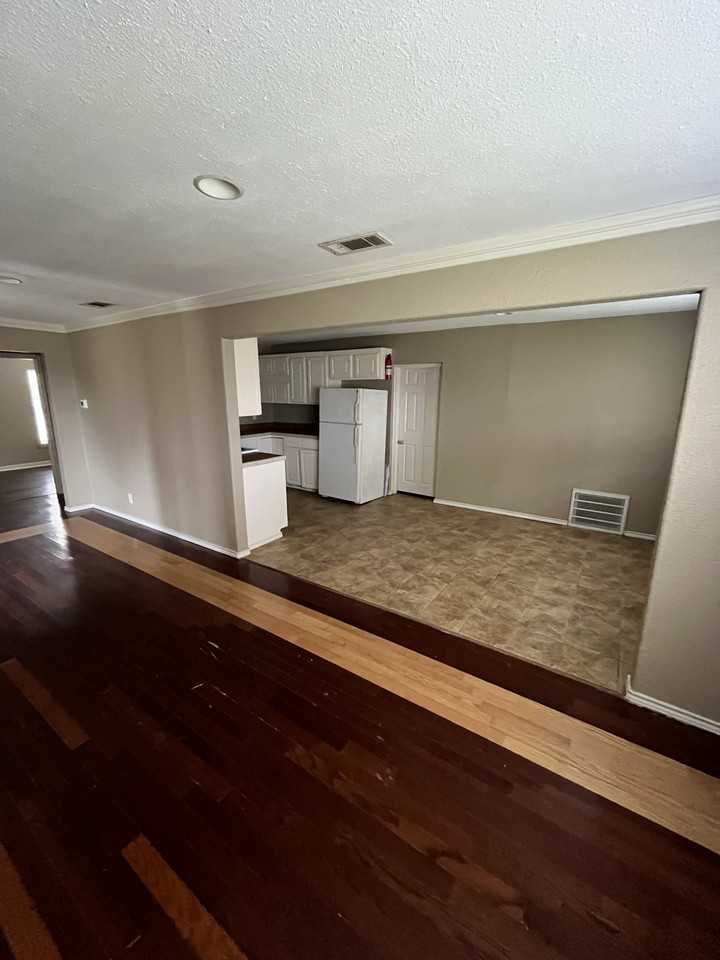 1603 N Park St #1 - Photo 4 of 9