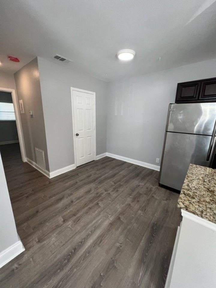 2640 Ivy Apartments LLC - Photo 4 of 11