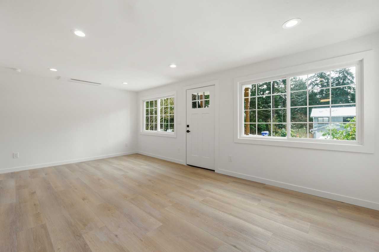 326 Ne 125th St #1 - Photo 7 of 21