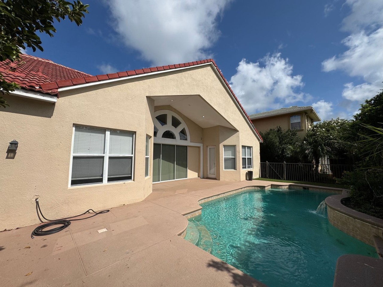 2521 Roat Dr - Photo 4 of 41