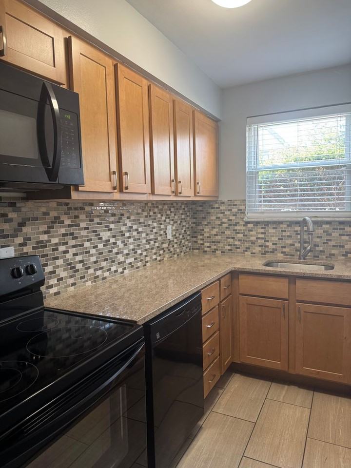 2596 Madison - Rookwood Court - Photo 2 of 11