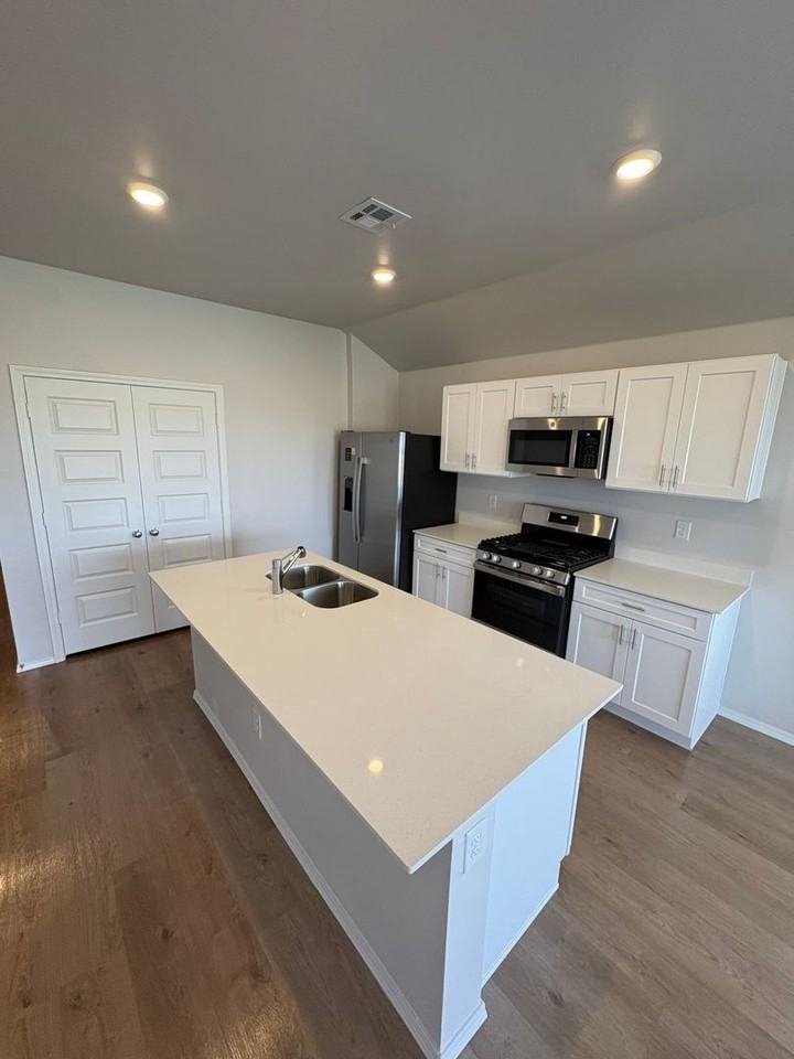 9253 Nw 129th St - Photo 7 of 19