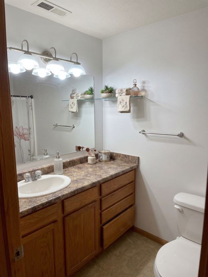 1325 Creekside Ct - Photo 6 of 9