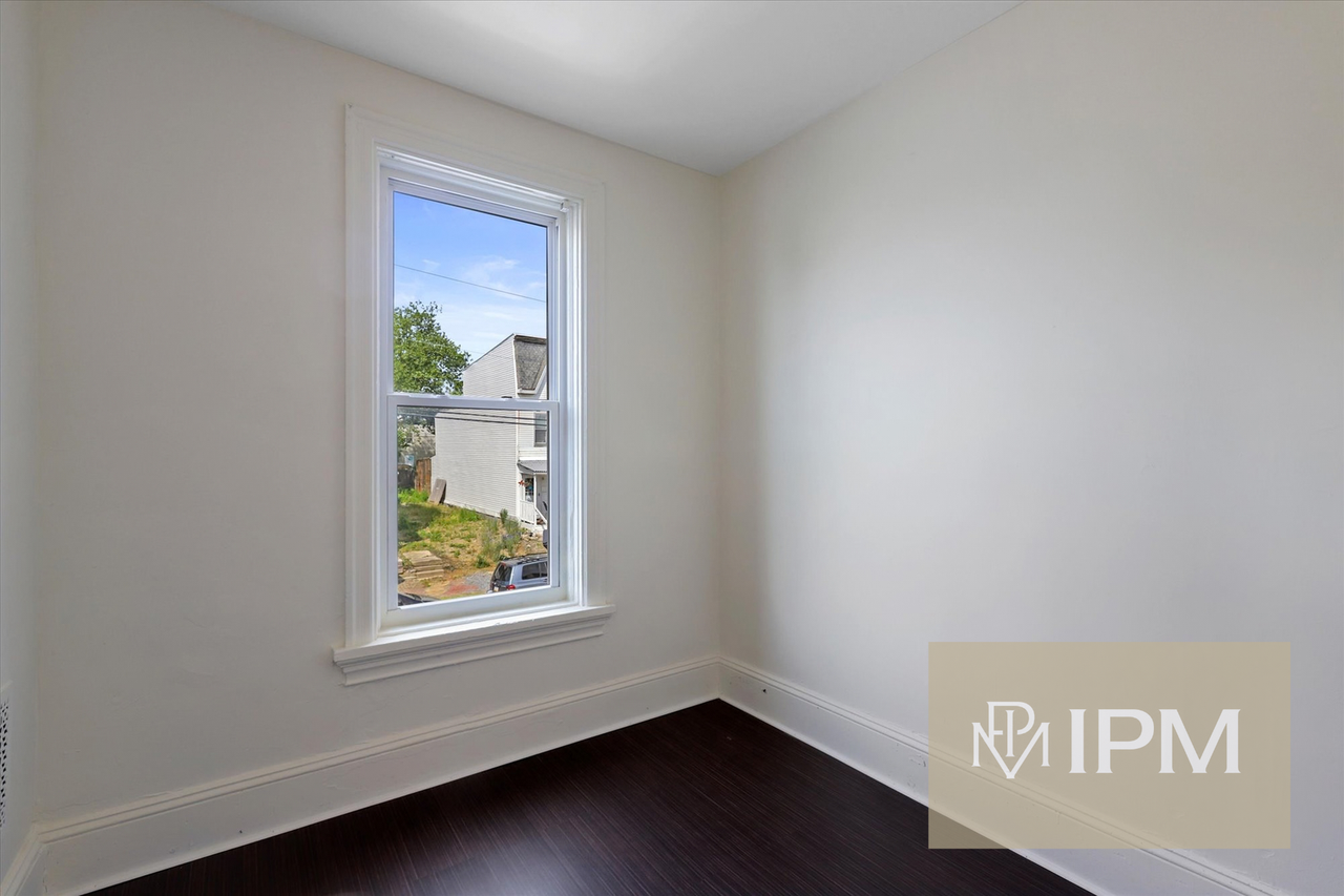 437 S 14th St - Photo 4 of 10
