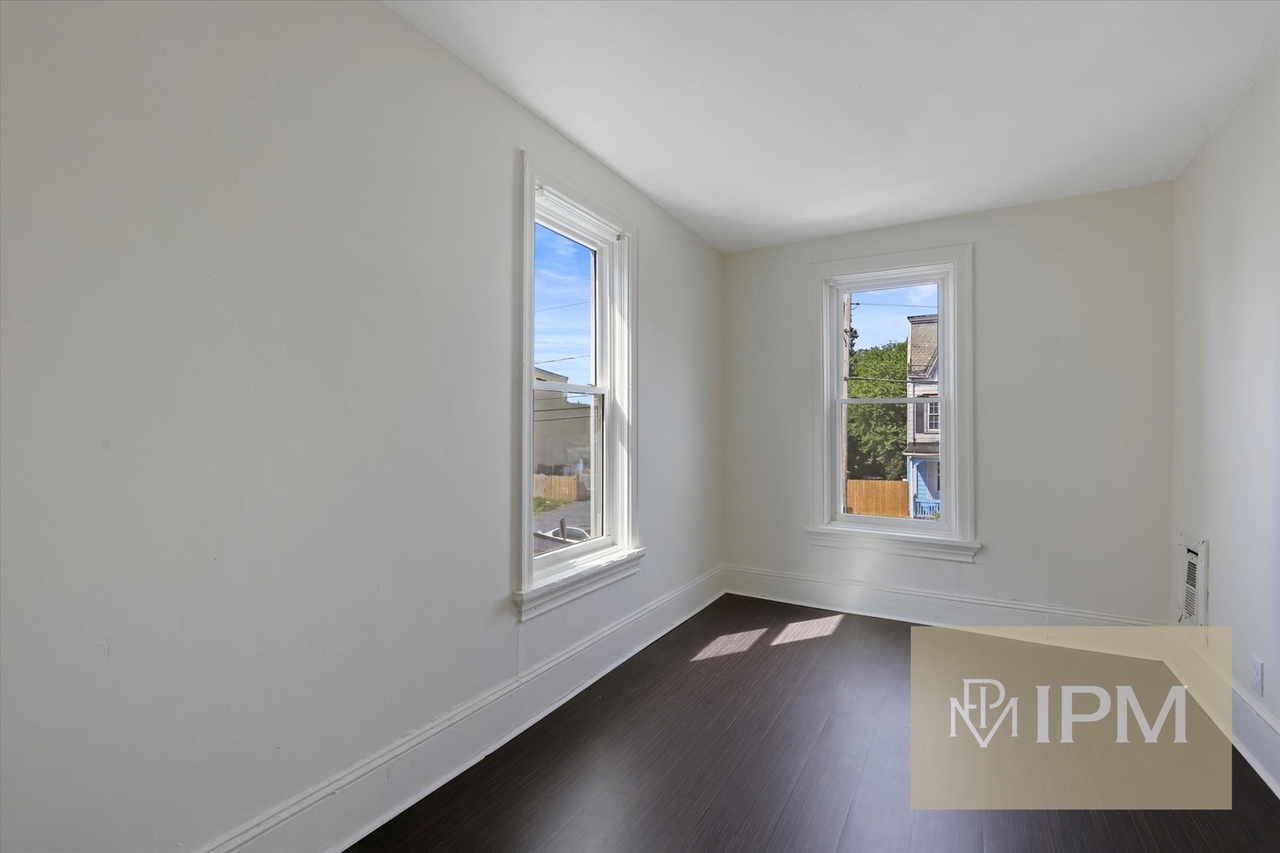 437 S 14th St - Photo 6 of 10