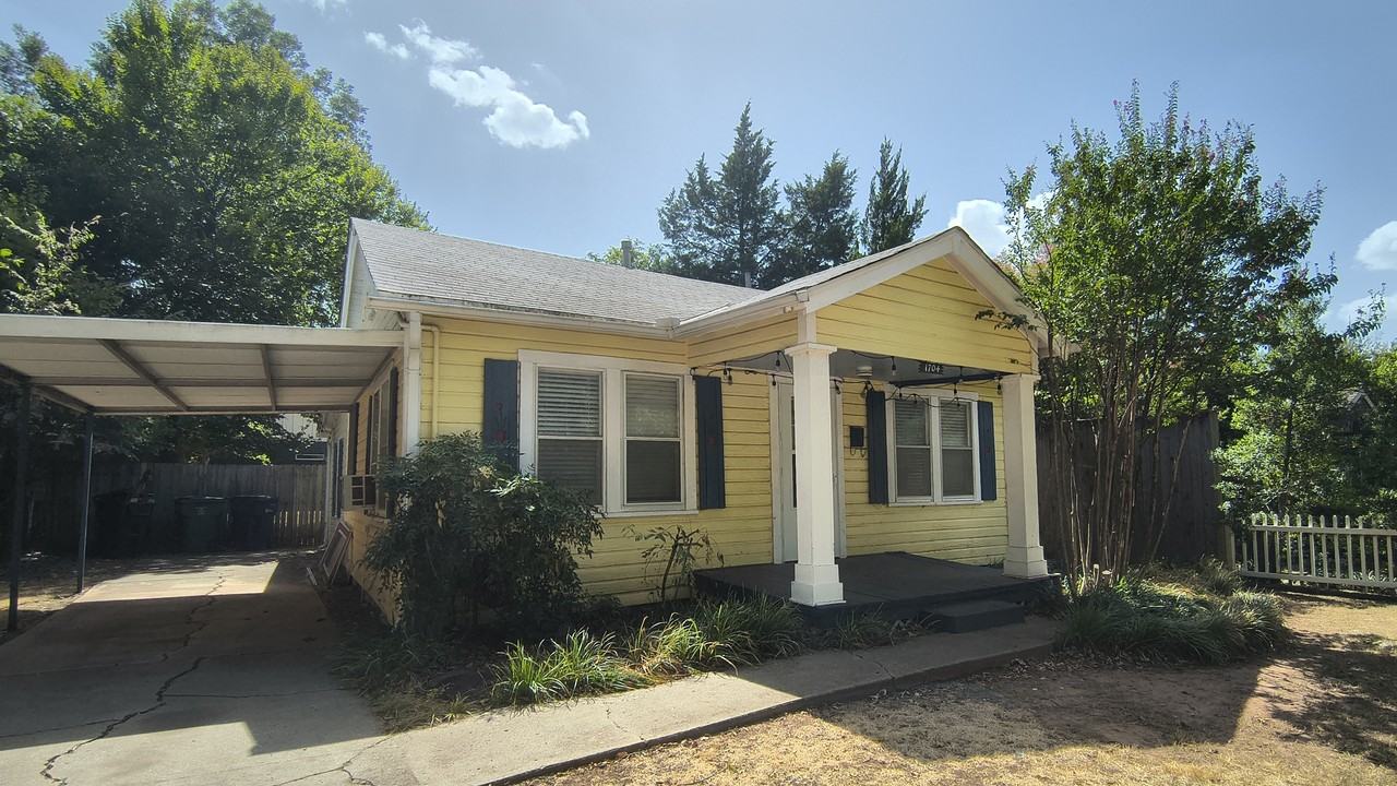 1704 Nw 41st St #1 - Photo 4 of 25