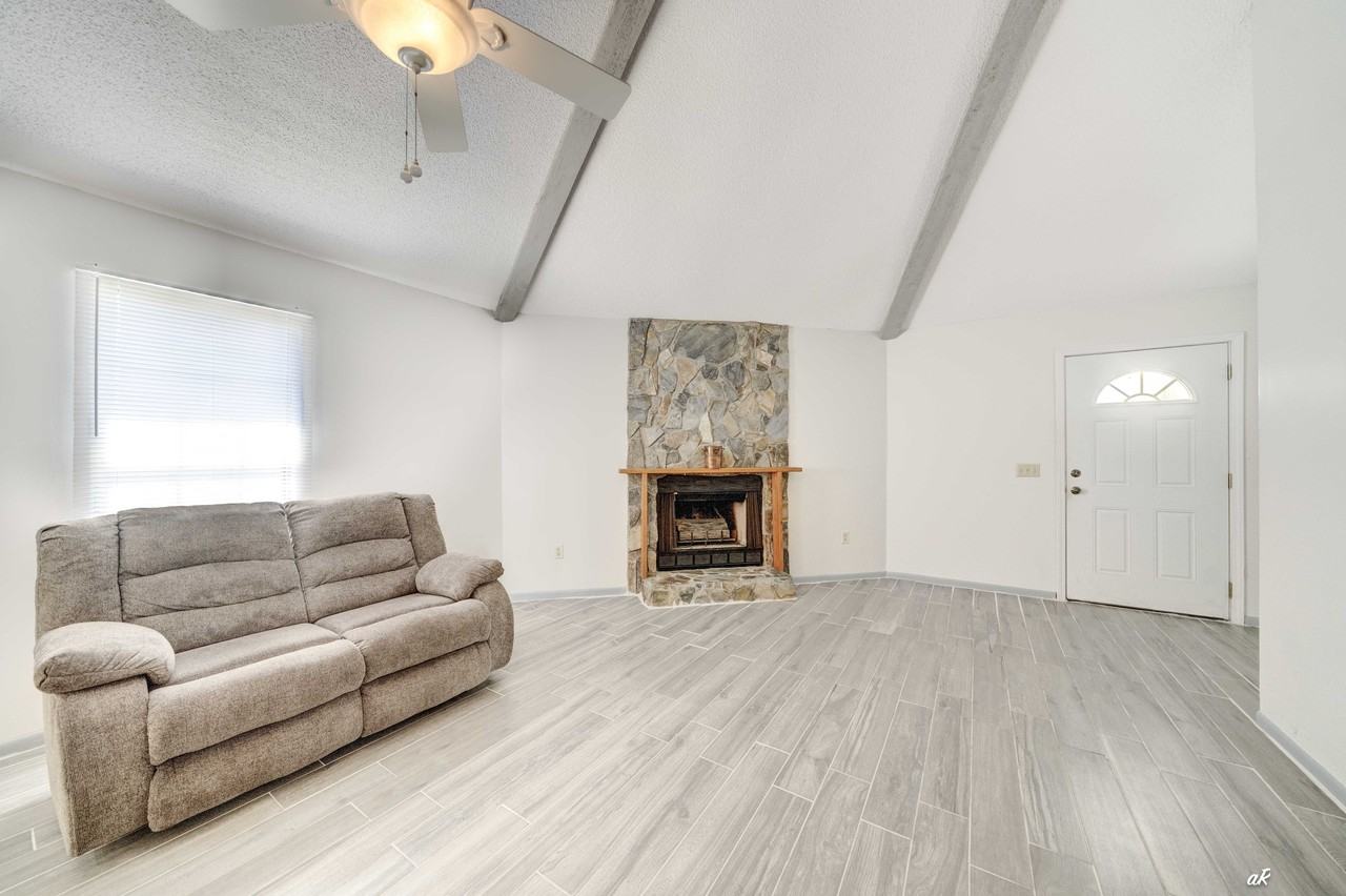 406 Dolphin St #1 - Photo 4 of 15