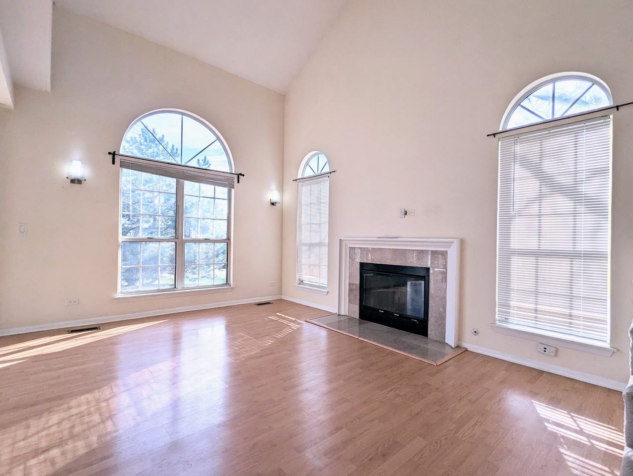 549 Woodcrest Dr #1 - Photo 3 of 14