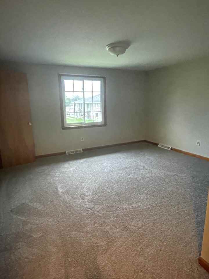 21 Oakridge Dr - Photo 2 of 18