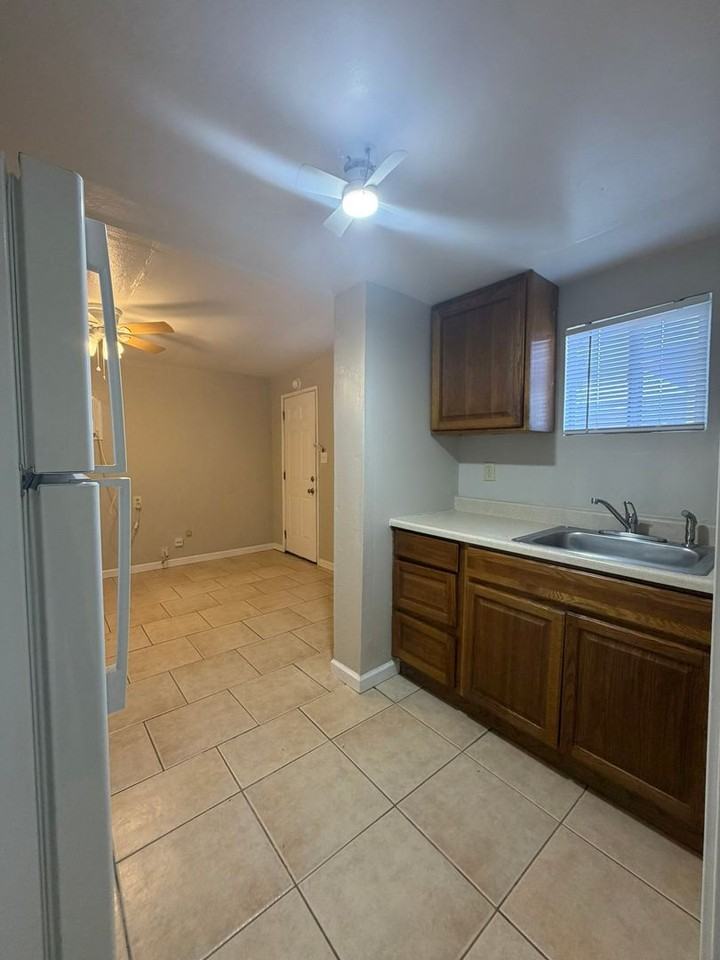 561 N G St #B - Photo 4 of 16