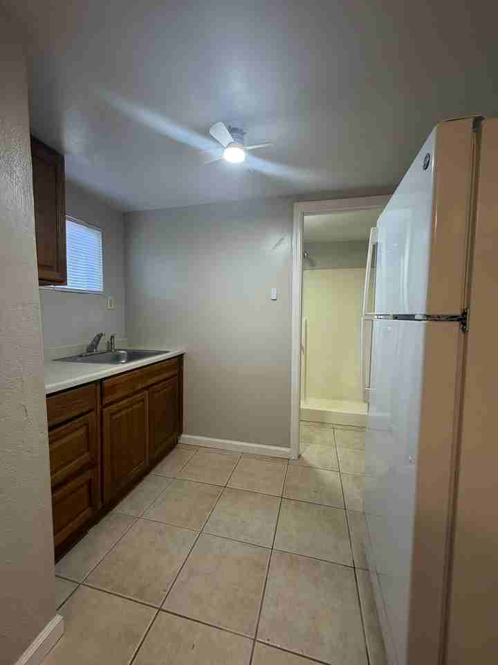 561 N G St #B - Photo 7 of 16