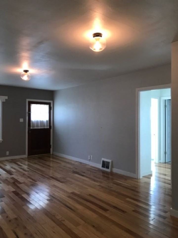 1285 Falls Ave W - Photo 6 of 13