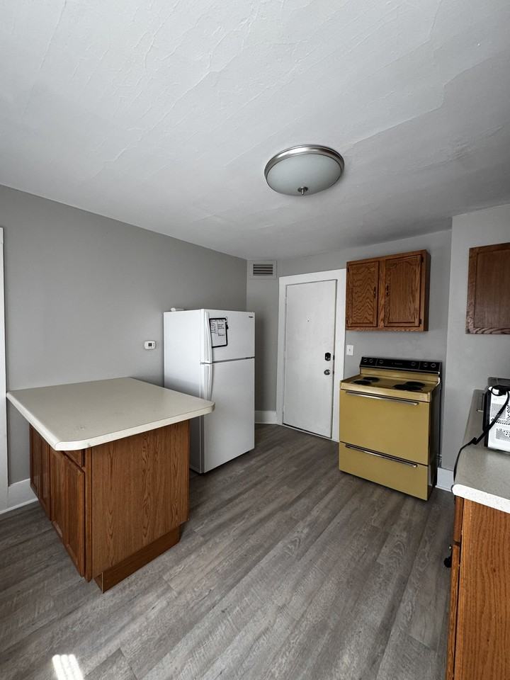 848 E Grand Ave #4 - Photo 2 of 7