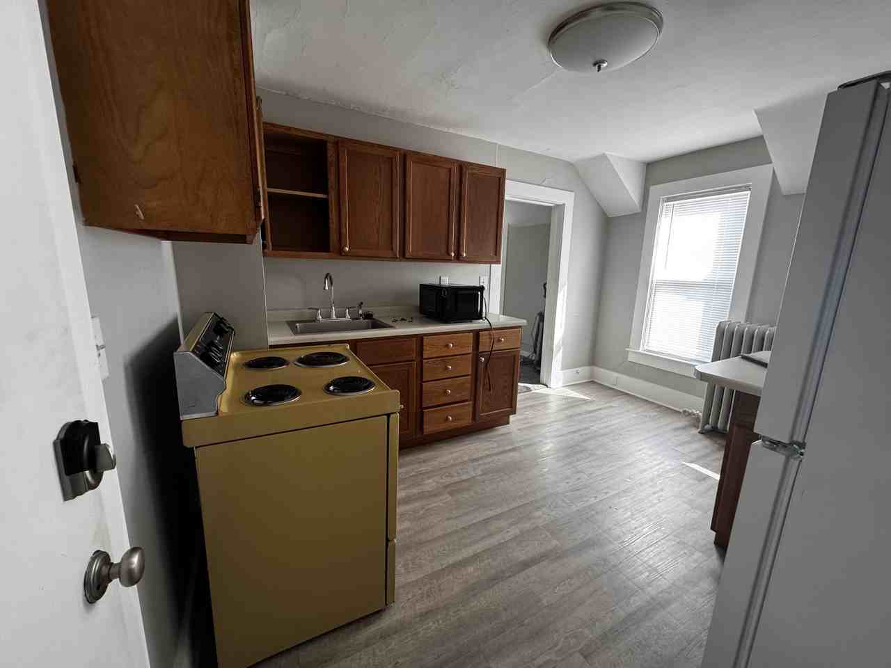 848 E Grand Ave #4 - Photo 3 of 7