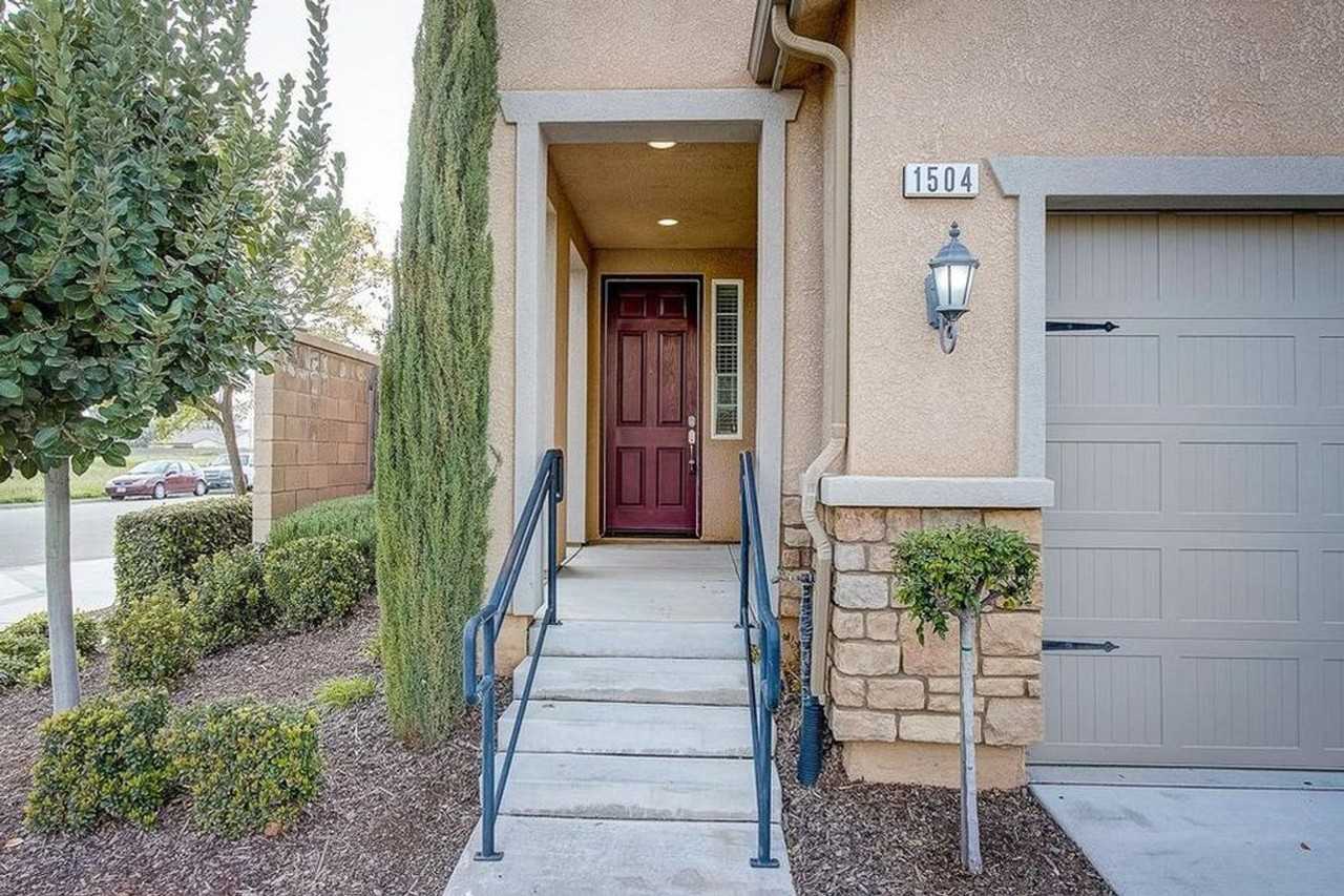 1504 N Vanguard Way - Photo 3 of 41