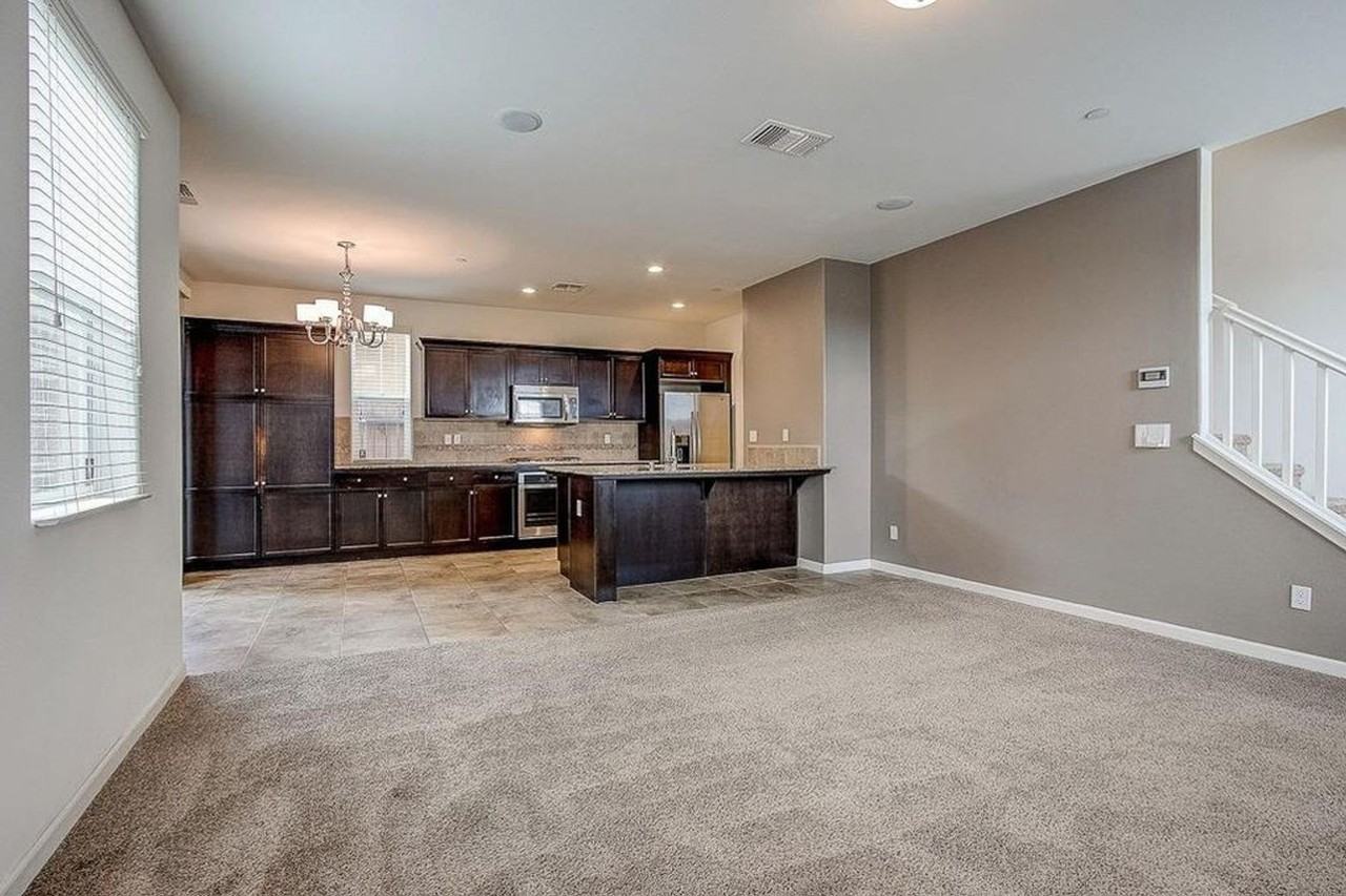 1504 N Vanguard Way - Photo 4 of 41