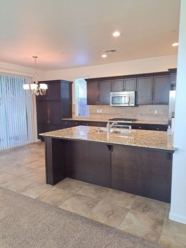 1504 N Vanguard Way - Photo 5 of 41