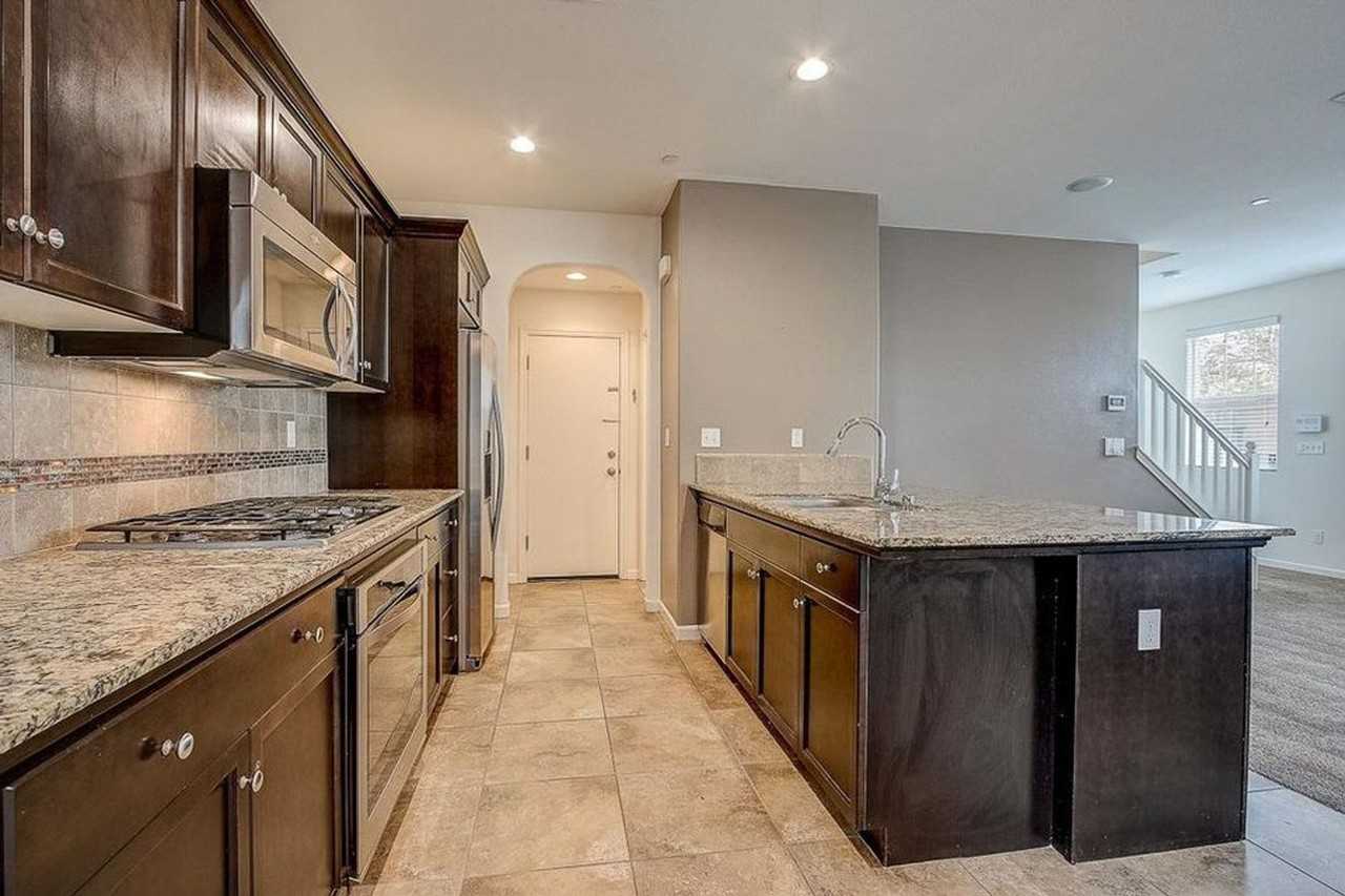 1504 N Vanguard Way - Photo 6 of 41