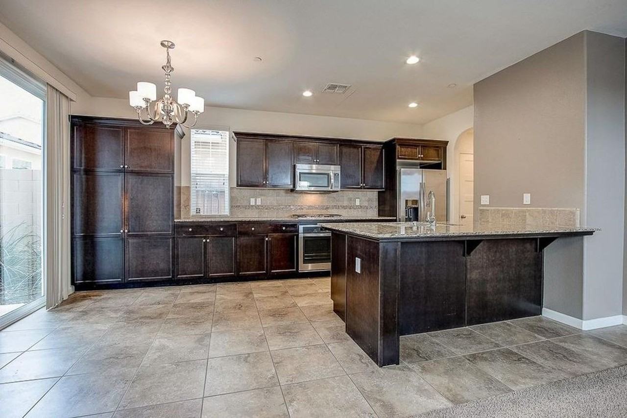 1504 N Vanguard Way - Photo 7 of 41