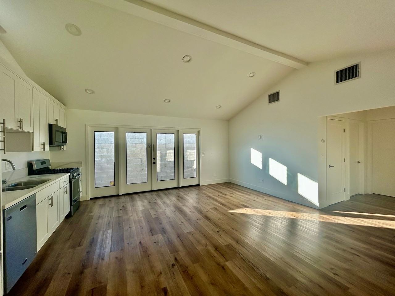 2129 S Sycamore Ave - Photo 3 of 7