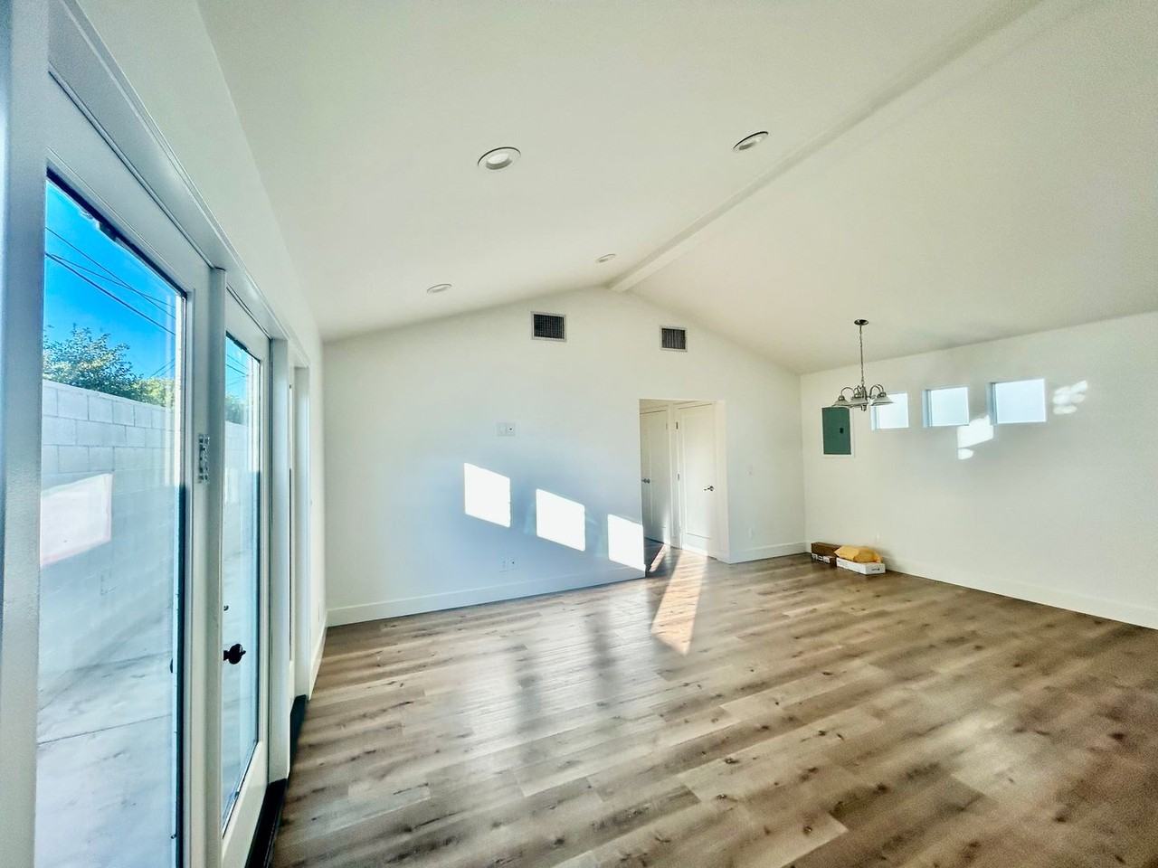 2129 S Sycamore Ave - Photo 4 of 7
