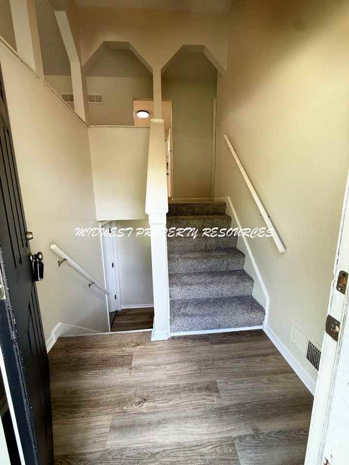 1104 Ne 10th St - Photo 3 of 27