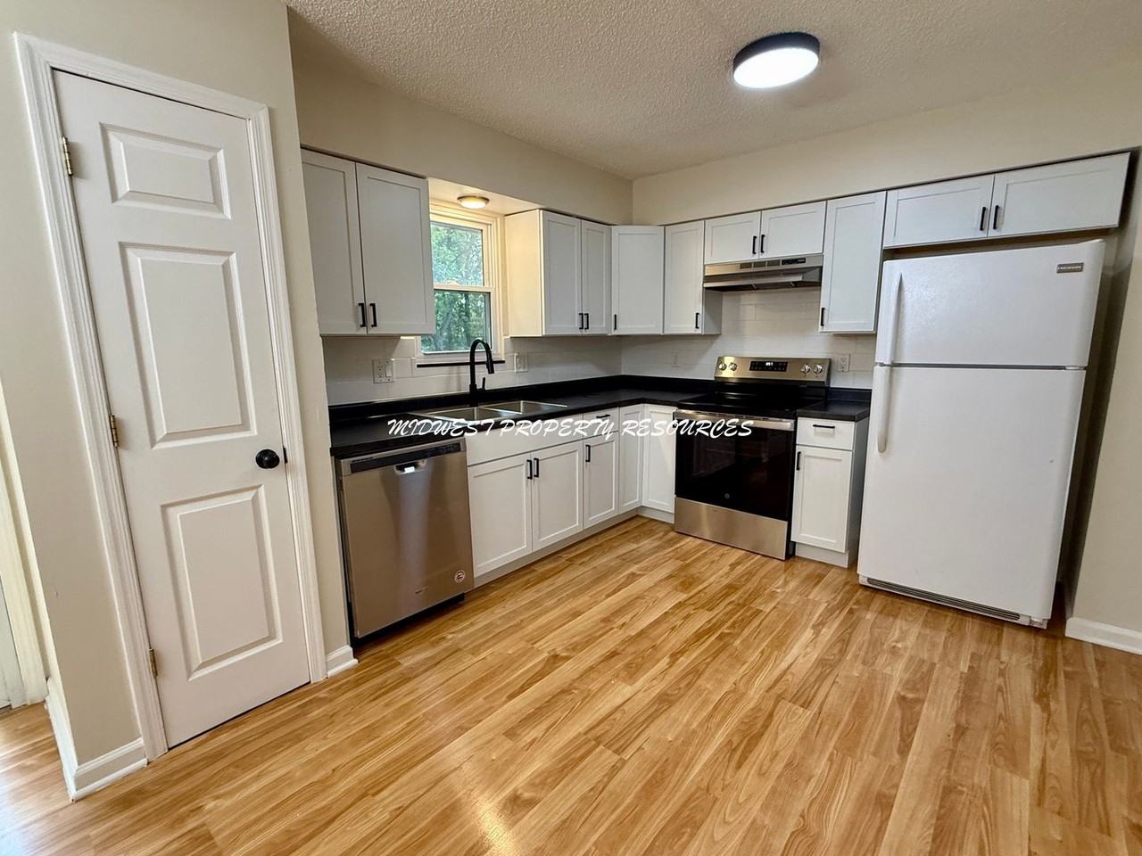 1104 Ne 10th St - Photo 4 of 27