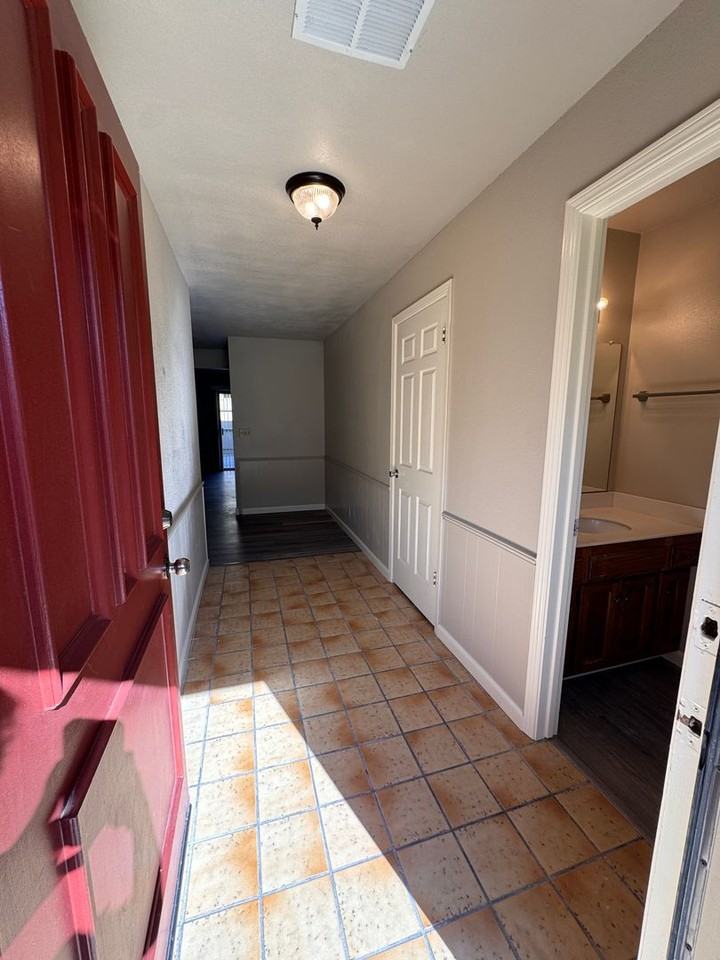 1844 Cherokee Dr #2 - Photo 3 of 22