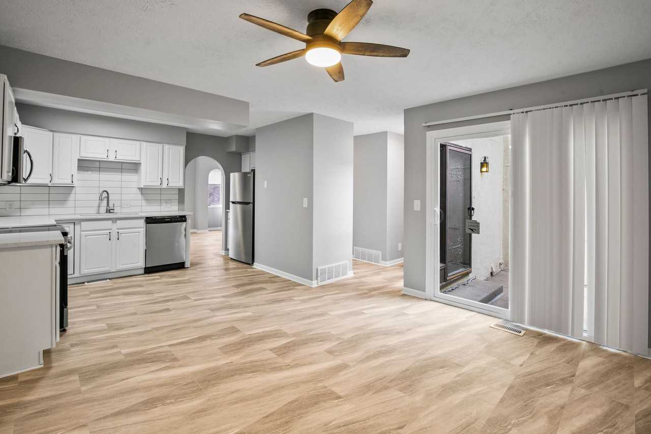 10914 Saratoga Plz - Photo 4 of 28