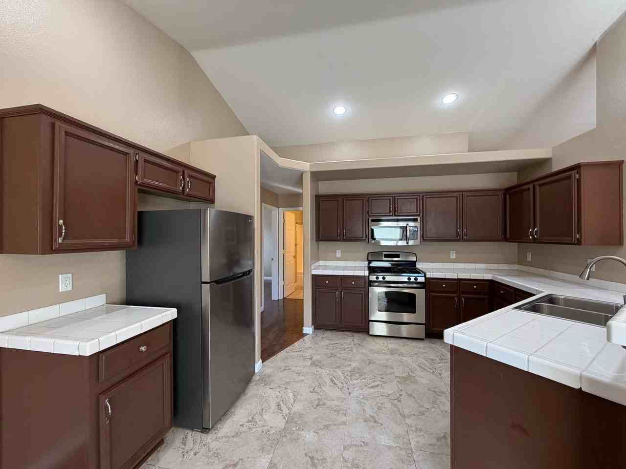 221 Endeavor Ln - Photo 3 of 38