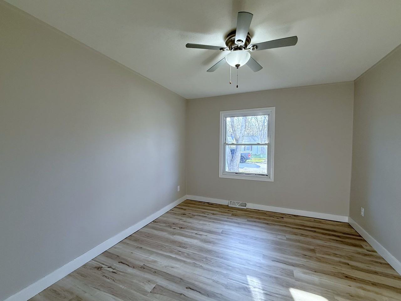 3416 9th St - Photo 7 of 14