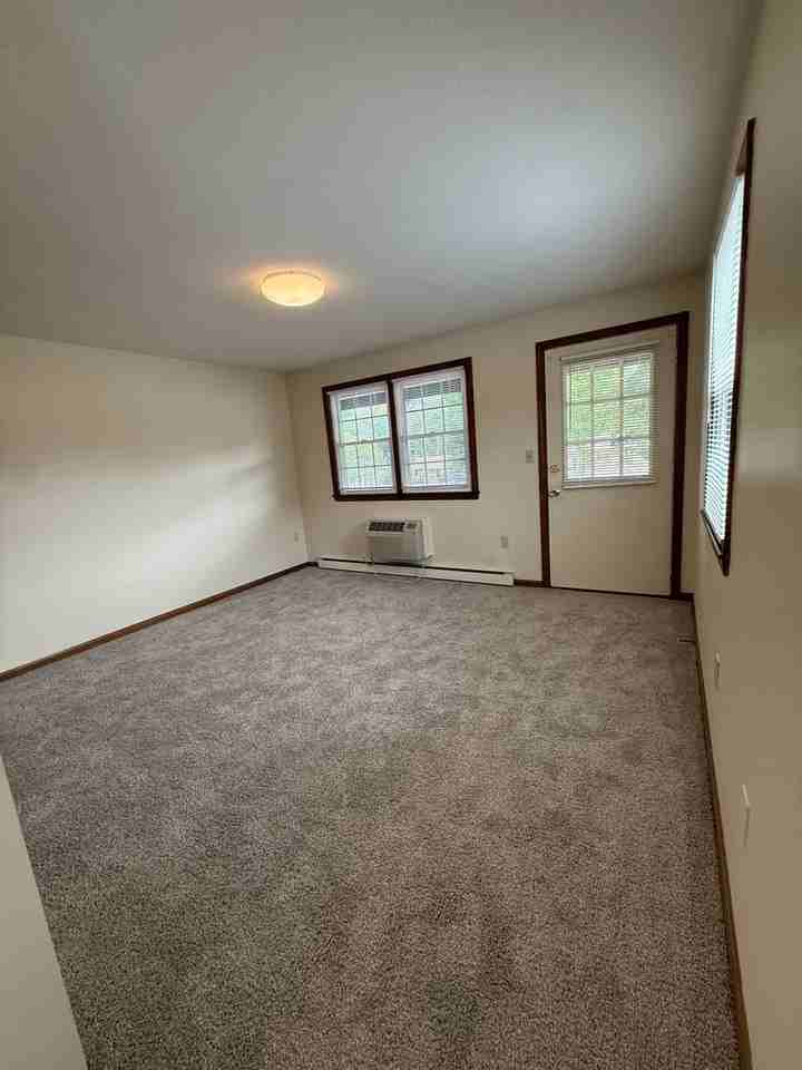 643 Suffield St - Photo 3 of 26