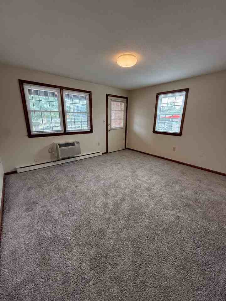 643 Suffield St - Photo 4 of 26