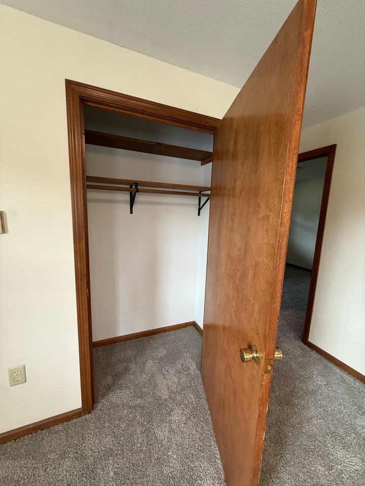 643 Suffield St - Photo 5 of 26