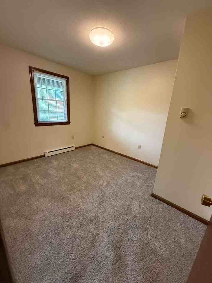 643 Suffield St - Photo 6 of 26