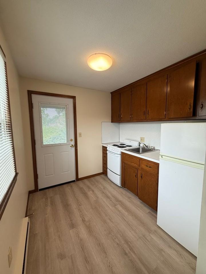 643 Suffield St - Photo 7 of 26