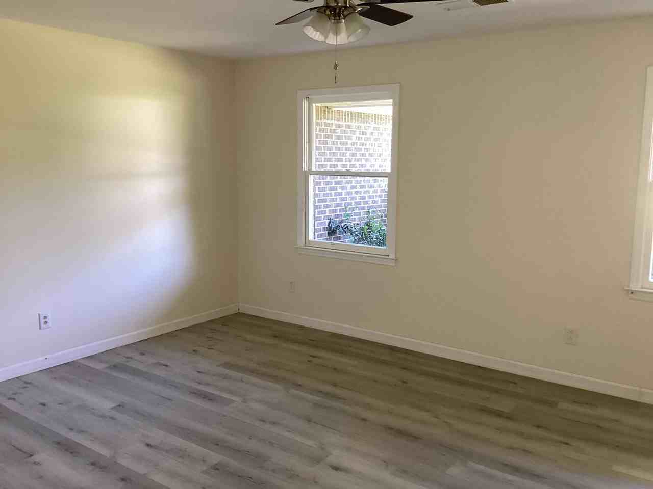 3121 Hawthorne Cir - Photo 2 of 14
