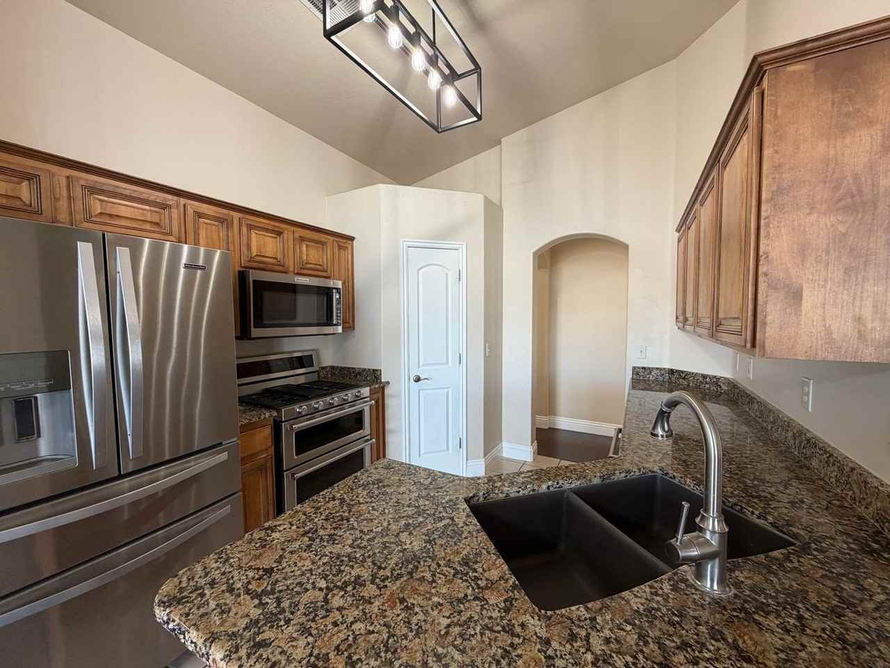923 N Rolling Hills Rd - Photo 3 of 34