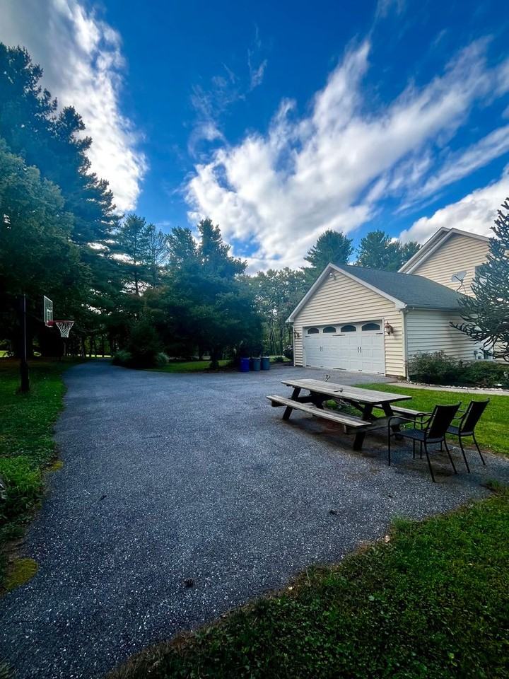 15683 Dover Rd - Photo 3 of 50