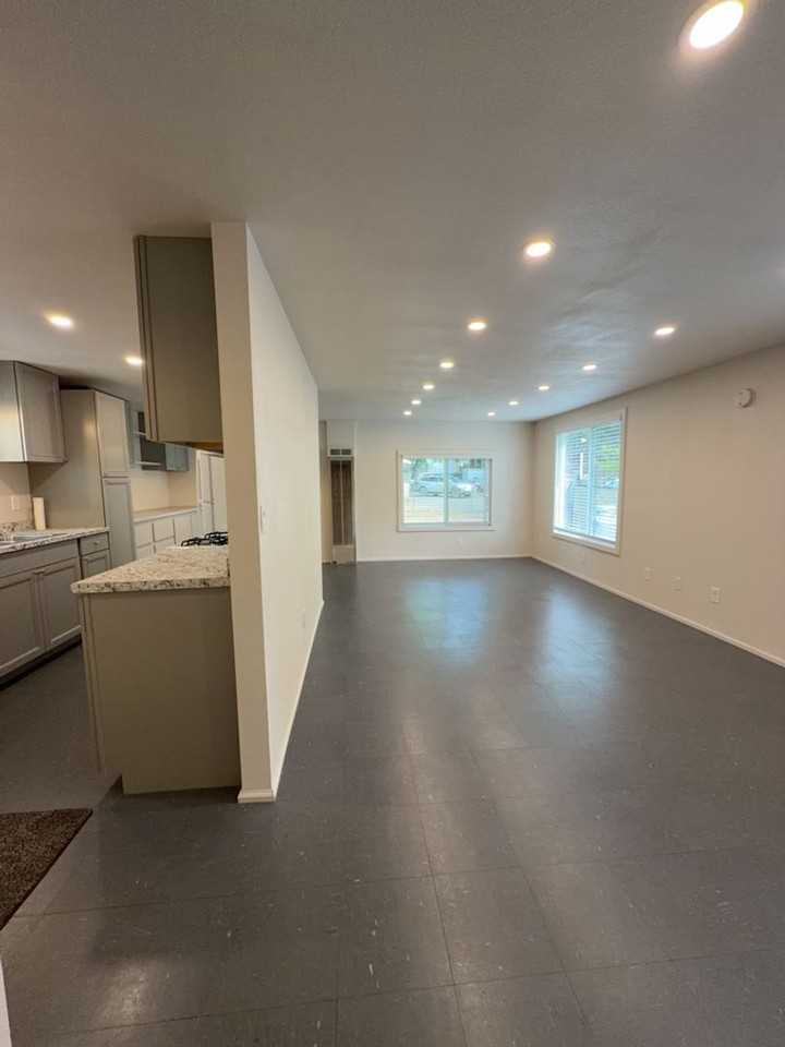 13590 Eastlake Dr - Photo 4 of 18