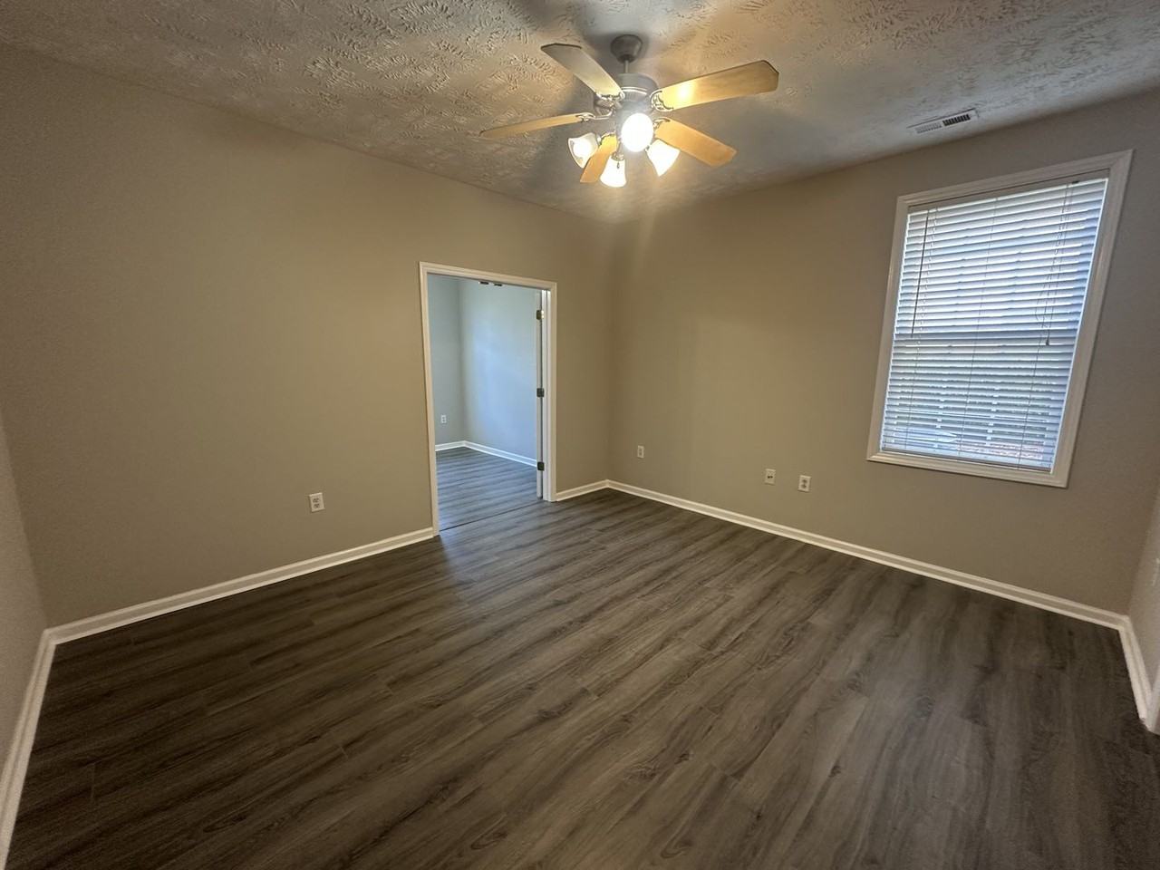 4020 Bardstown Ct - Photo 6 of 9